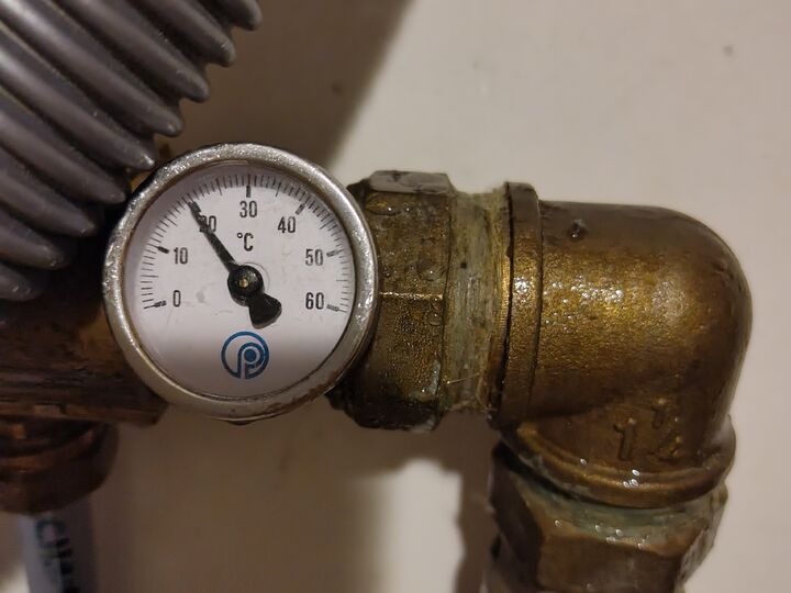 Manifold dial thermometer · end fitting. Upper-floor manifold · close-up.