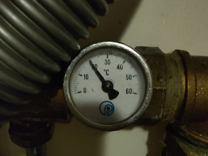 Manifold dial thermometer · pipe view. Upper-floor manifold · close-up.