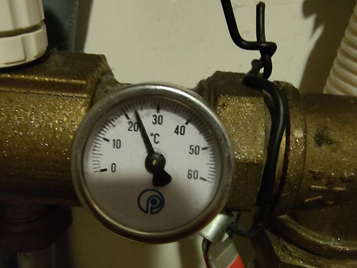 Manifold dial thermometer · valve view. Upper-floor manifold · close-up.