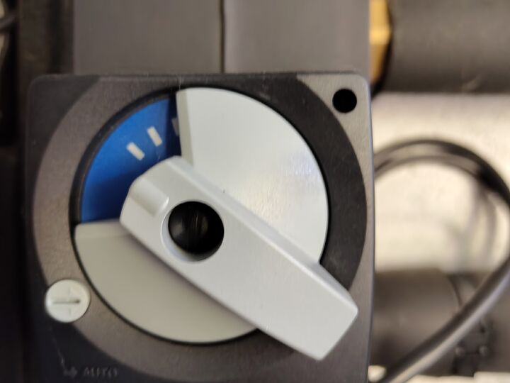 PAW / Viessmann SR 5 mixer actuator. Front close-up.