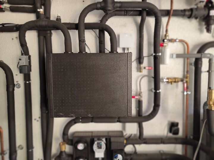 Closed NC-Box and surrounding pipework. Centre wall · straight on.