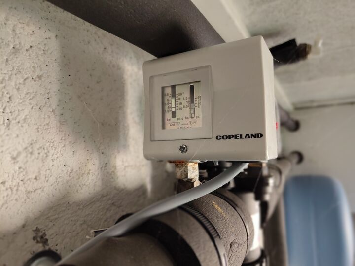 Copeland pressure control. High wall · left-side close-up.
