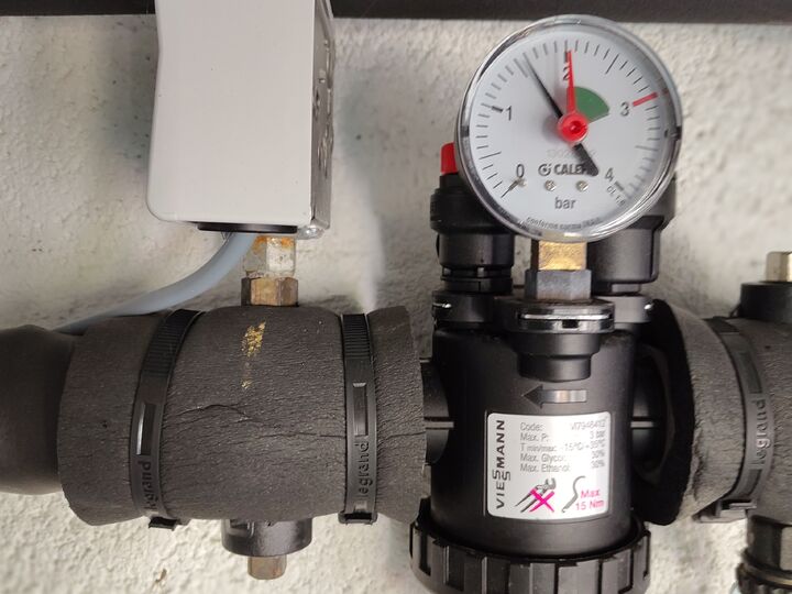 Shared pressure / safety group and gauge. High wall · front close-up.