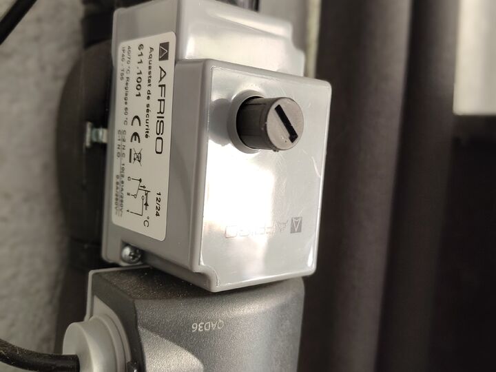 AFRISO strap-on safety aquastat. Pipe-mounted device · side.