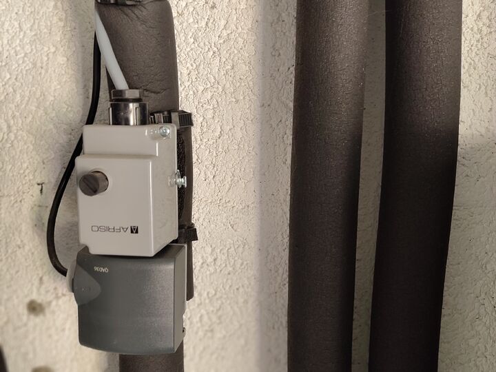 AFRISO aquastat in pipe context. Pipe-mounted device · full view.