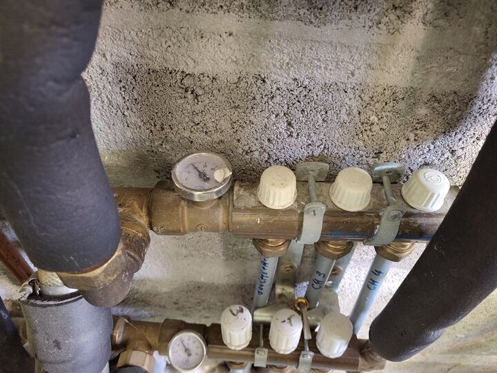 Lower-floor manifold headers. Lower-floor manifold · overhead.