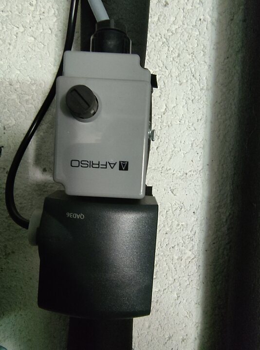 Siemens QAD36 cooling-flow temperature sensor. NC-A pipe · label close-up.