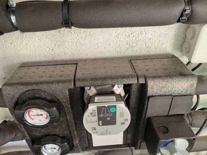 Thermometers, Wilo pump and upper pipe context. Upper context.