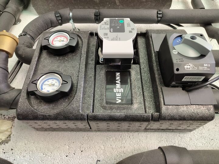 Wilo circulator and SR 5 mixer labels. Front / angled close view.