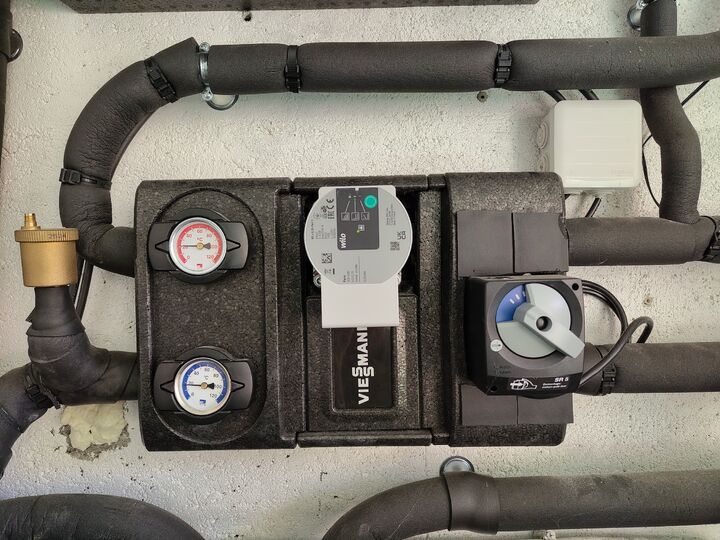 Complete secondary pump / mixer group. Straight-on context.